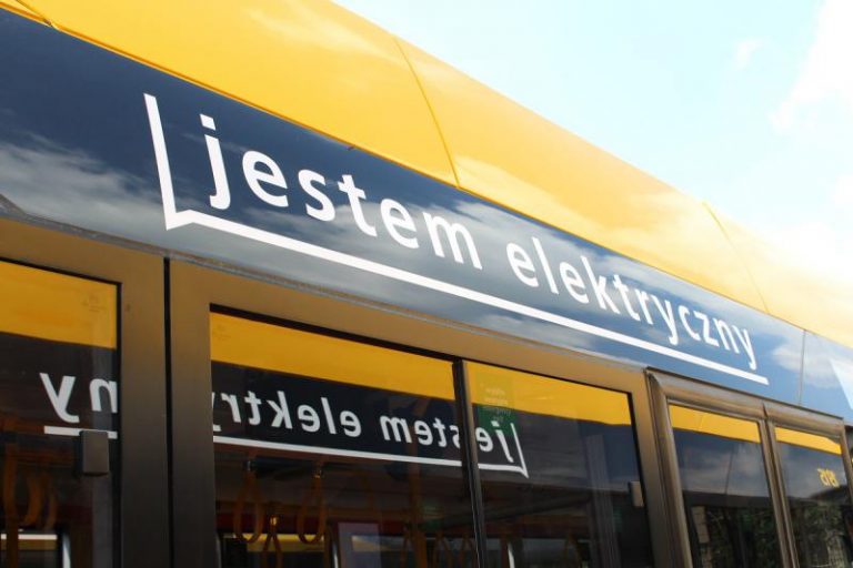 zdjęcie boku autobusu WTP z napisem "jestem elektryczny"