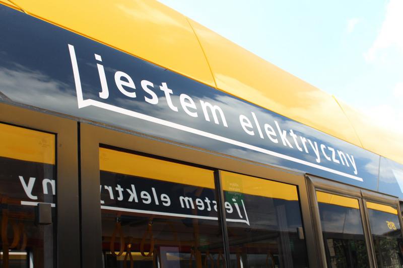 zdjęcie boku autobusu WTP z napisem "jestem elektryczny"