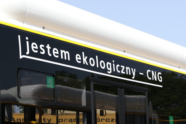 Zdjęcie autobusu z napisem "jestem ekologiczny - CNG"