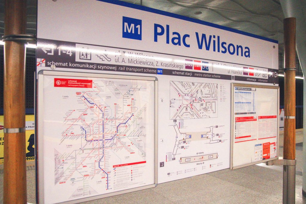 zdjęcie: Na nowych mapach i schematach zaznaczona jest dłuższa trasa linii M2 oraz nowo otwarte stacje jej wolskiego odcinka