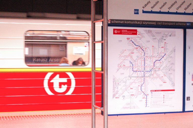 zdjęcie pociągu metra linii M1 na stacji Ratusz Arsenał