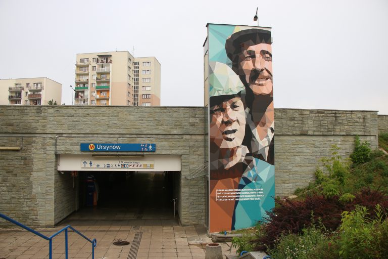 zdjęcie muralu przy wejściu na stację metra Ursynów