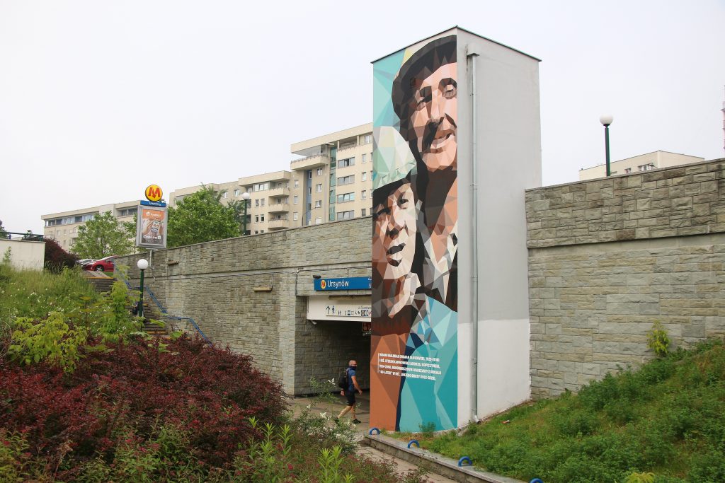 zdjęcie muralu przy wejściu na stację metra Ursynów