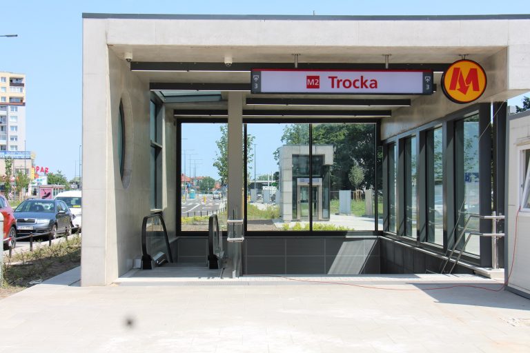 Wyjście ze stacji metra Trocka