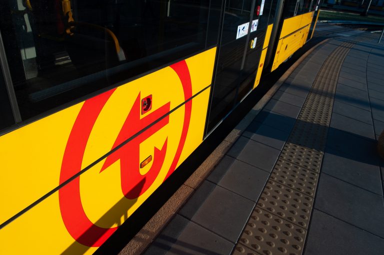 Bok tramwaju z widocznym logo WTP