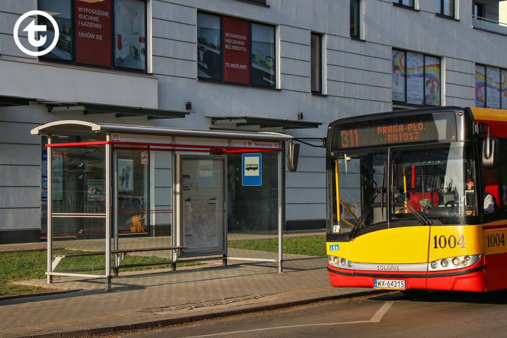 Nowa wiata na przystanku Terespolska 01. Na przystanek podjeżdża autobus linii 311.