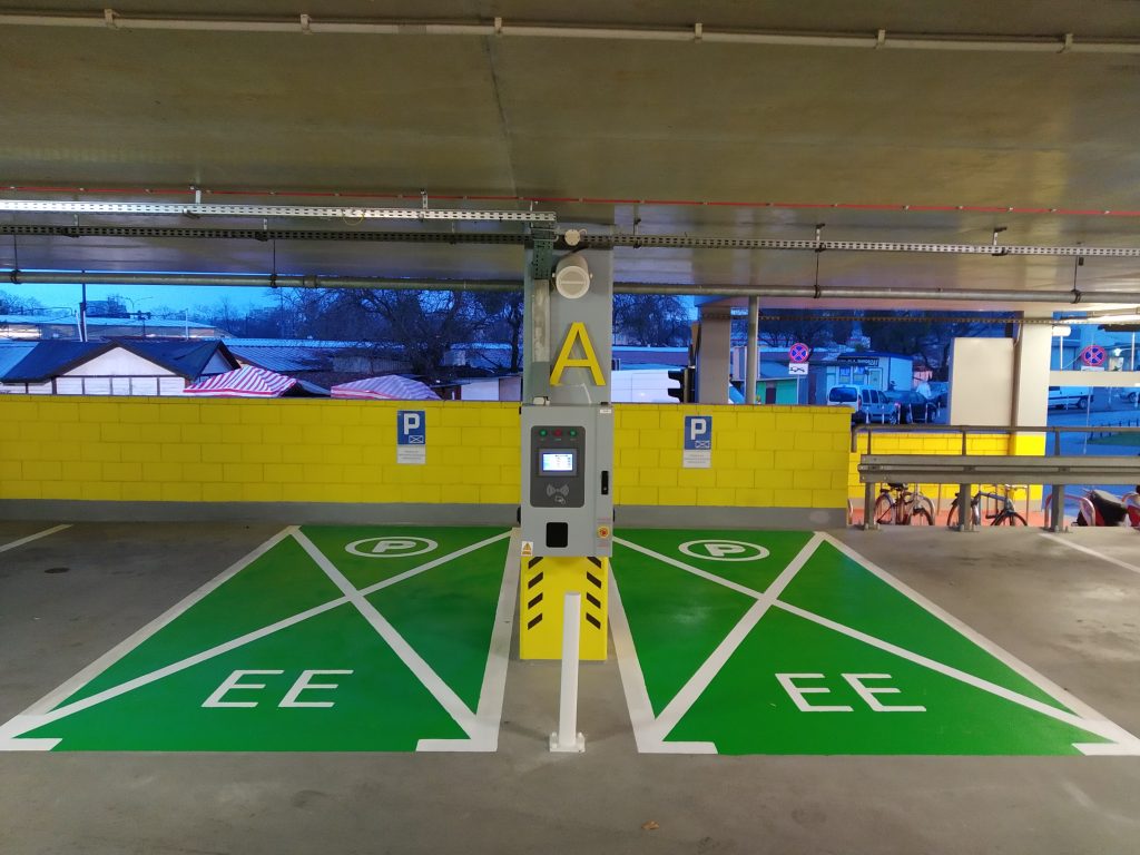 zdjęcie miejsc parkingowych dla samochodów elektrycznych z ładowarką 