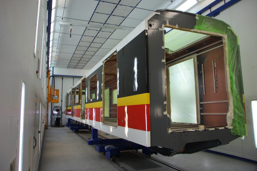 pudło wagonu metra Škoda Varsovia podczas malowania