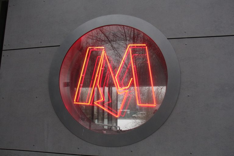 zdjęcie neonu logotypu metra