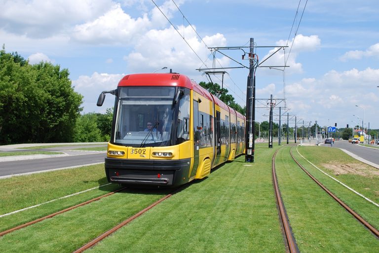 zdjęcie tramwaju na nowym, zielonym torowisku na Winnicy