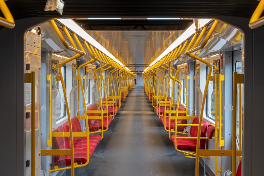 zdjęcie wnętrza pociągu metra Skoda Varsovia