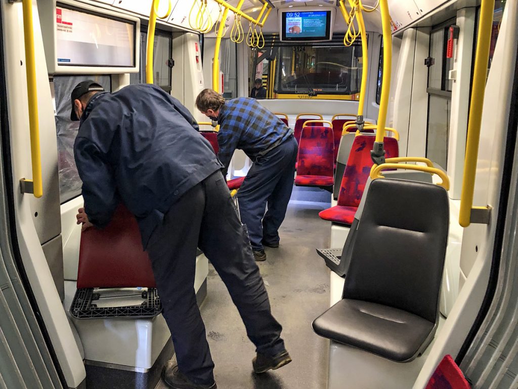 montaż testowych siedzeń w tramwaju