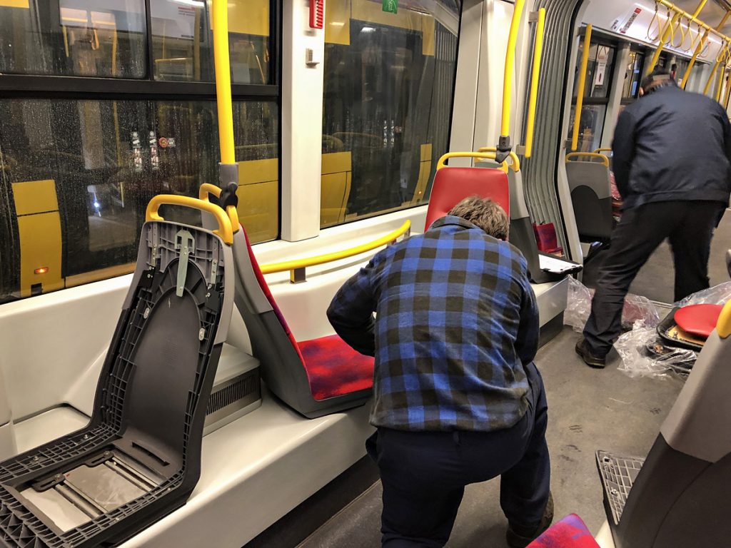 montaż testowych siedzeń w tramwaju