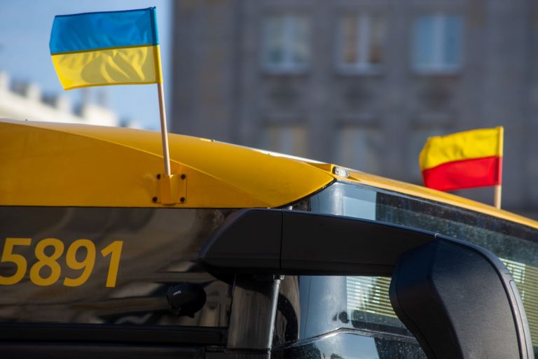 zdjęcie flag Ukrainy i Warszawy na autobusie WTP
