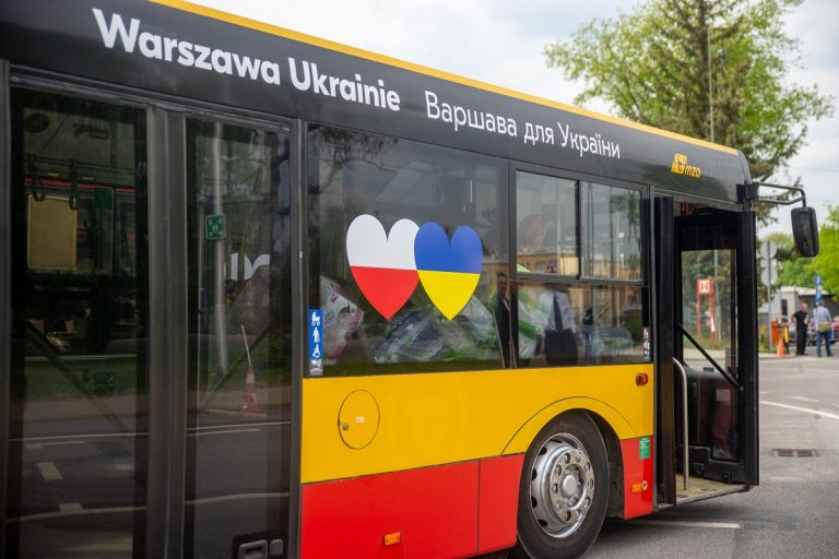 zdjęcie autobusu miejskiego z napisem "Warszawa Ukrainie"
