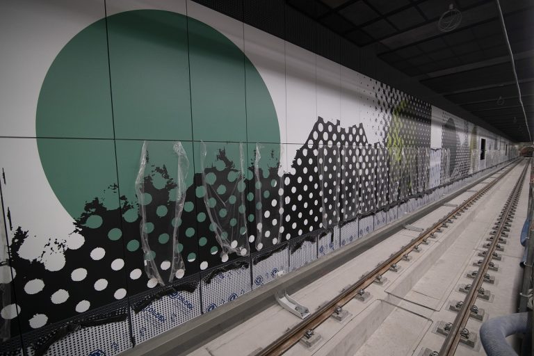 zdjęcie ściany zatorowej na stacji metra