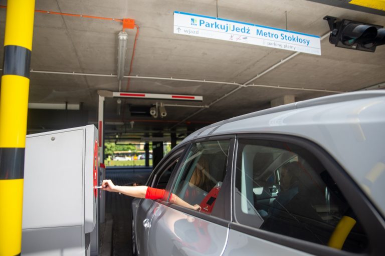 Wjazd na parking P+R Stokłosy, kierowca podaje bilet do automatycznego systemu pobierania opłat