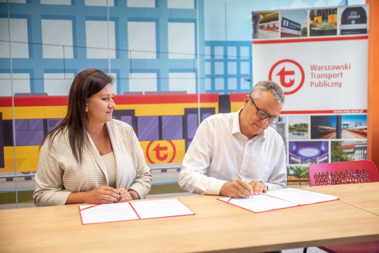 zdjęcie dyrektor ZTM i Macieja Knapika podczas podpisywania umowy