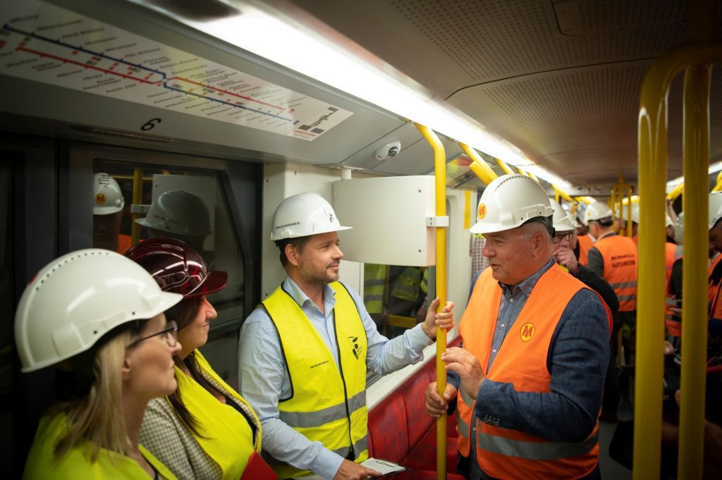 Prezydent Trzaskowski i Prezes Metra Lejk jadą pociągiem metra