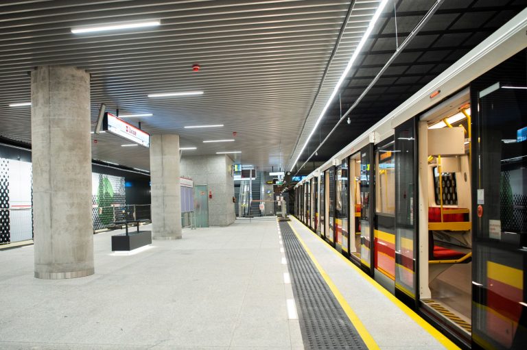 Pociąg metra stoi przy peronie stacji metra Zacisze