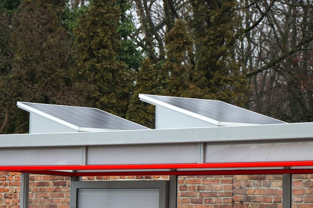zdjęcie paneli słonecznych na dachu wiaty przystankowej