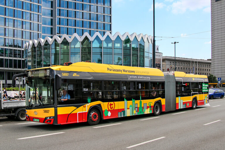 przystrojony w okolicznościową grafikę autobus elektryczny na linii 175