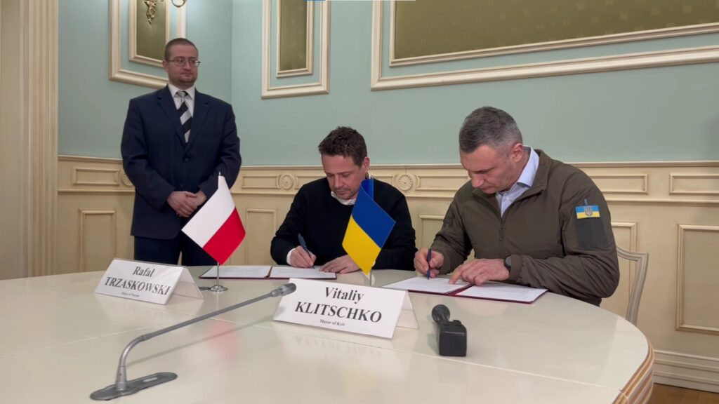 Prezydenci Warszawy i Kijowa podpisują porozumienie o przekazaniu starych wagonów metra