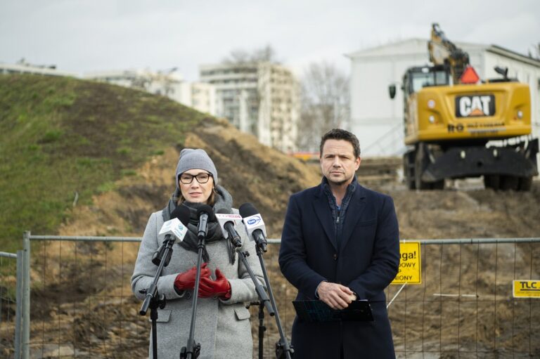 Radna Aleksandra Śniegocka-Goździk oraz prezydent Rafał Trzaskowski na placu budowy stacji metra Lazurowa