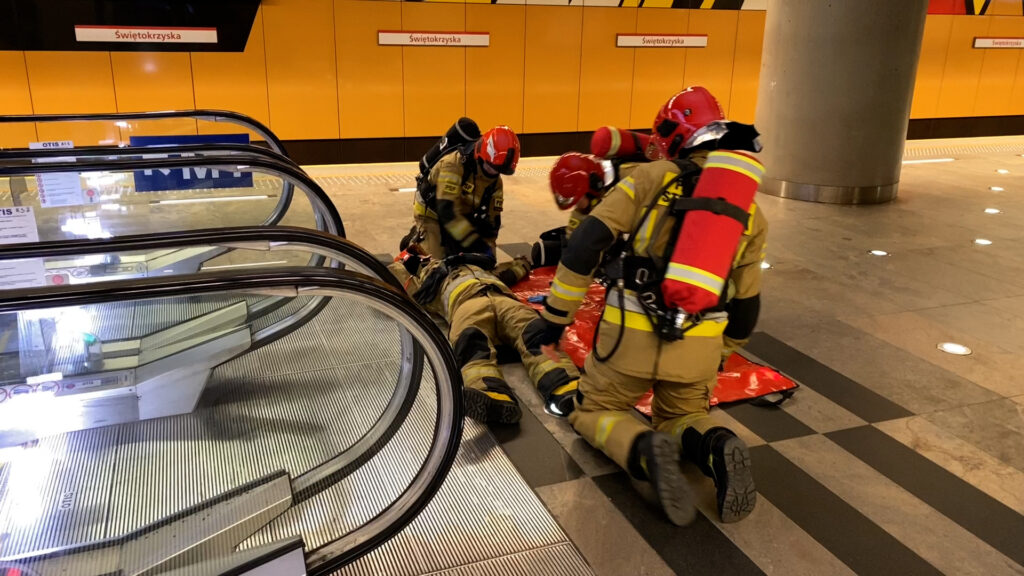 zdjęcie z ćwiczeń straży pożarnej w metrze