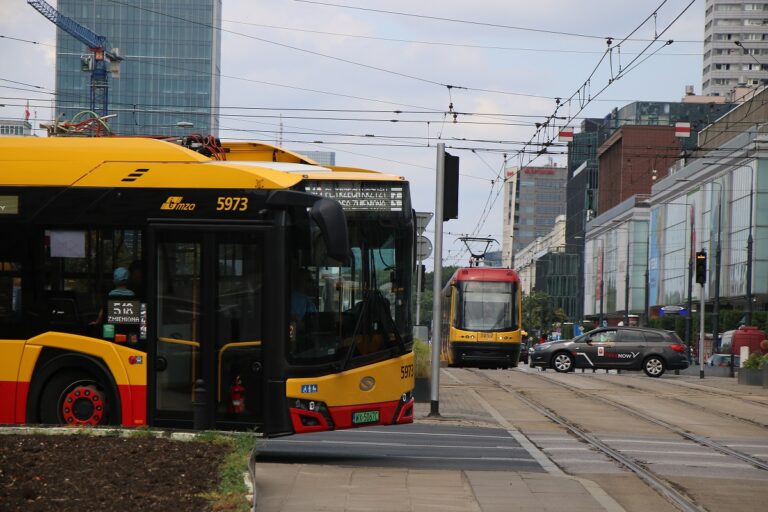 Autobus WTP przejeżdżający przez tory tramwajowe