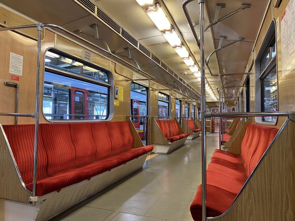 Wnętrze wagonu metra serii 81 przeznaczonego dla Kijowa