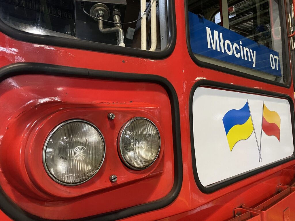 Rosyjskie wagony serii 81 woziły pasażerów w Warszawie niemal 28 lat, czyli od otwarcia pierwszej linii metra. Teraz kończą swoją służbę w stolicy i trafią do Kijowa, gdzie uzupełnią tabor tamtejszej kolei podziemnej.