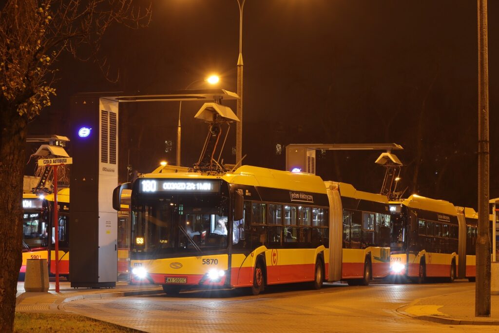 Autobus elektryczny Solaris podczas ładowania na pętli