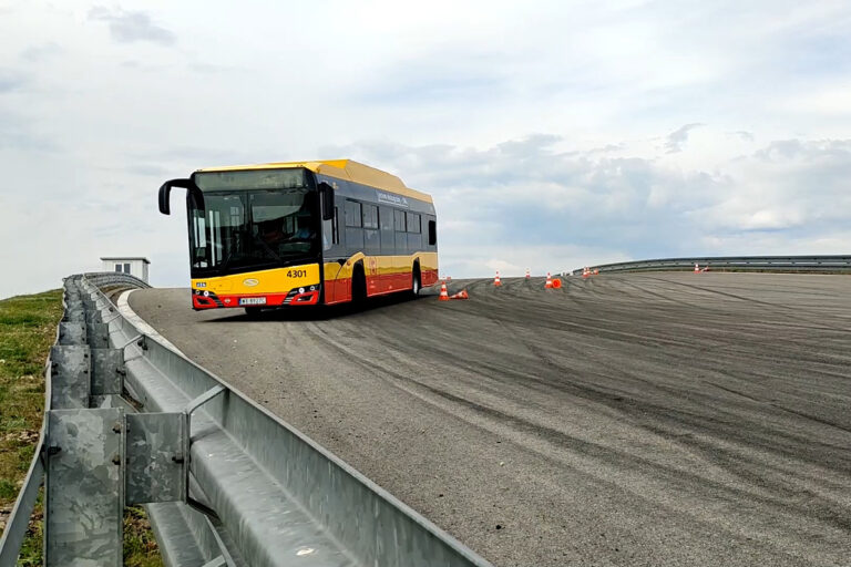 Mistrzostwa Kierowów WTP - autobus pokonuje ciasny zakręt na torze