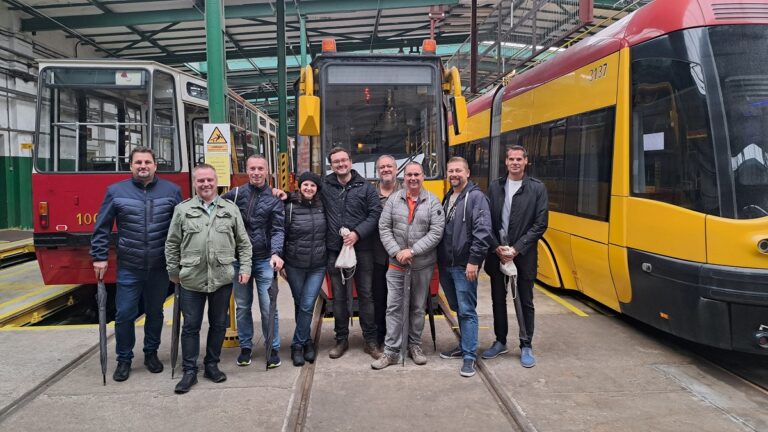 Członkowie delegacji w zajezdni tramwajowej