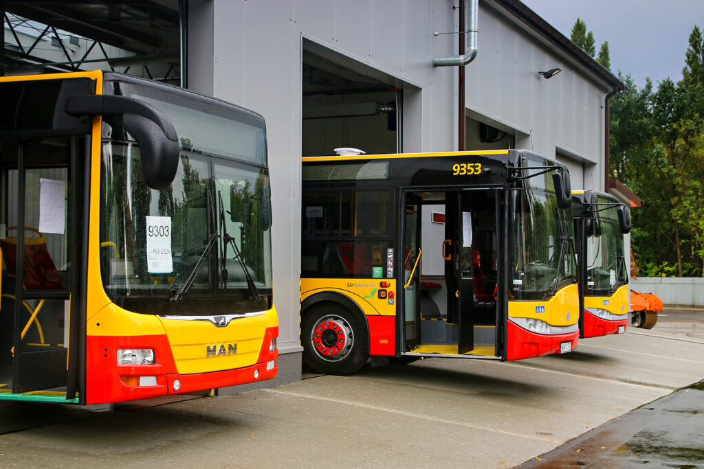 nowe autobusy PKS Grodzisk Maz. podczas przygotowań do wyjazdu na linię