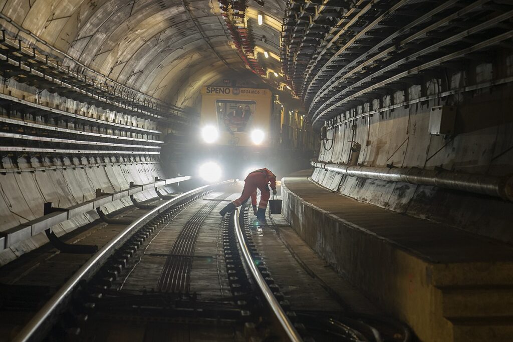 pociąg metra w tunelu