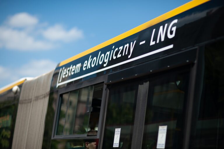 Bok autobusu gazowego z napisem: Jestesm ekologiczny - LNG